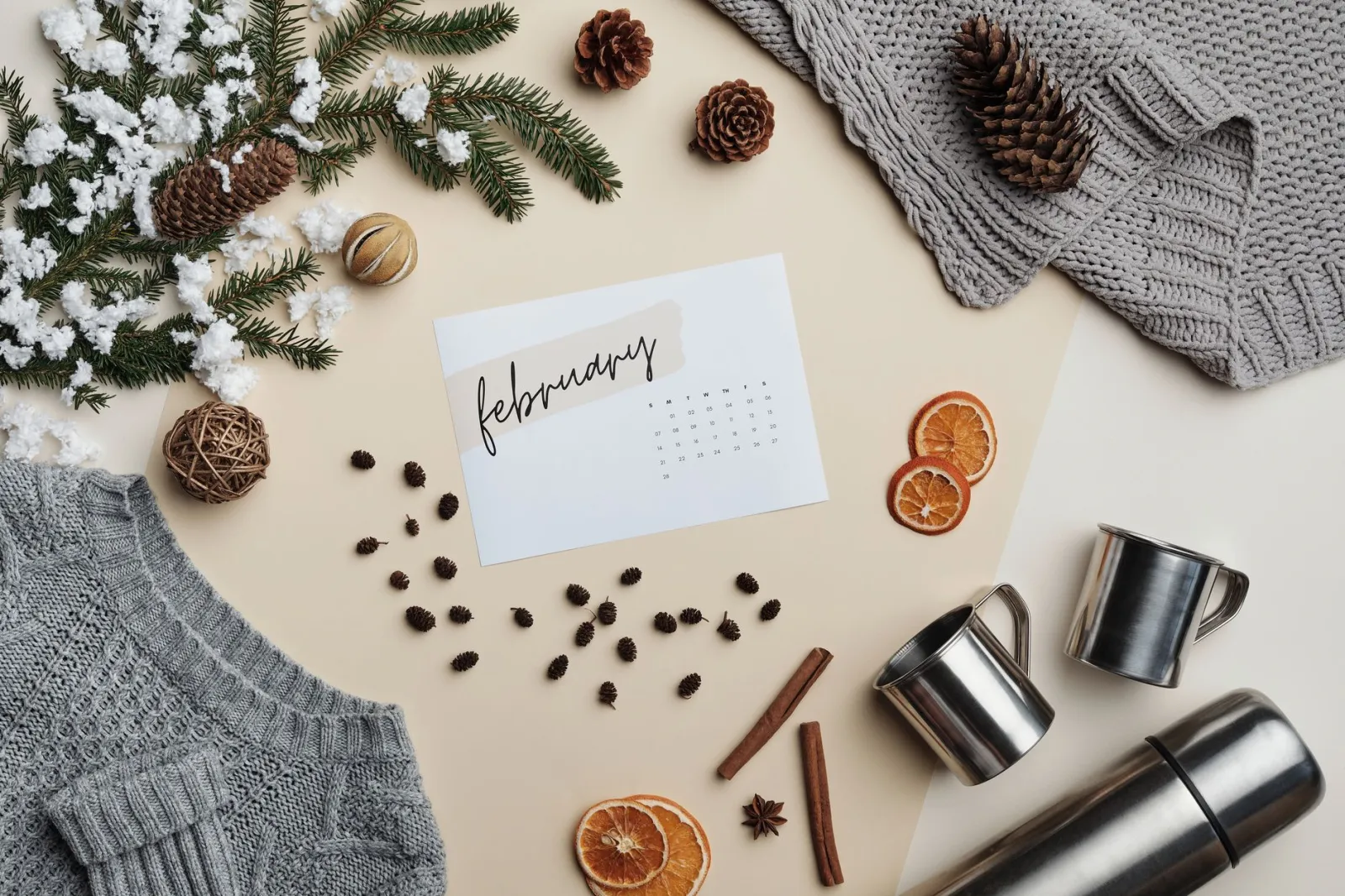 cztery pory roku ubrania flatlay